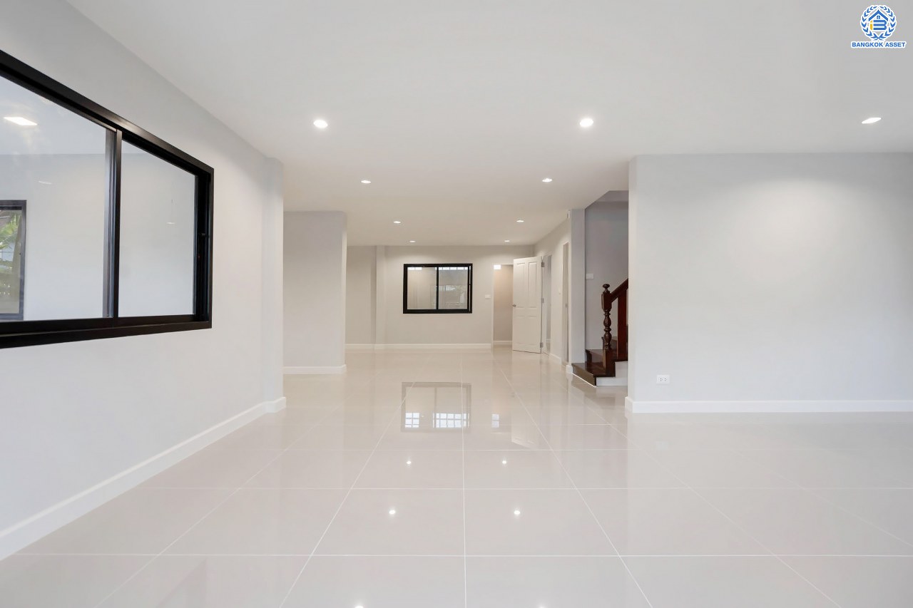 บ้านมือสองตกแต่งใหม่ โครงการ พลับพลาวิลล่า บรมราชชนนี หลังใหญ่พิเศษพร้อมอยู่ เนื้อที่ 57 ตร.ว. ดีไซน์สวย ฟังก์ชัน 4 ห้องนอน 3 ห้องน้ำ 2 ที่จอดรถ บนทำเลเดินทางสะดวก เชื่อมต่อหลายเส้นทาง ใกล้เซ็นทรัลปิ่นเกล้า จุดขึ้นทางด่วน "ศรีรัช" และเพียง 10 นาทีถึงMRT "สถานีไฟฉาย"